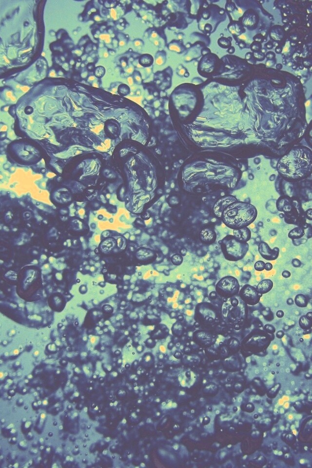 Тёмные пузыри в воде обои