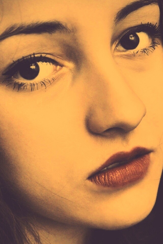 Брюнетка с ярким макияжем и печальным лицом обои