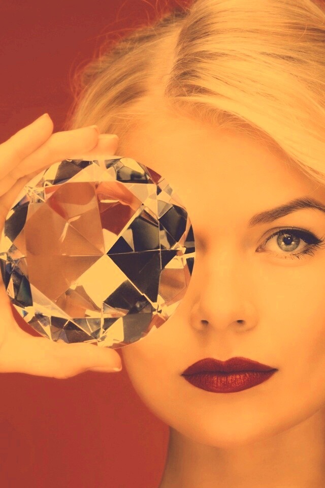 Девушка с бриллиантом обои