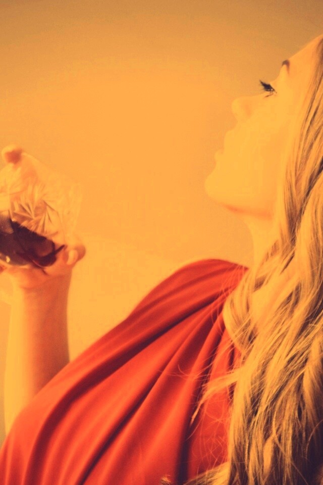 Девушка с бокалом обои