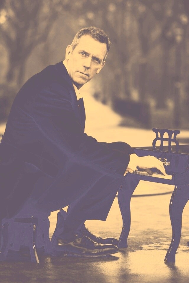 Хью Лори за маленьким роялем обои