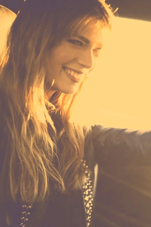 Девушка за рулем автомобиля обои