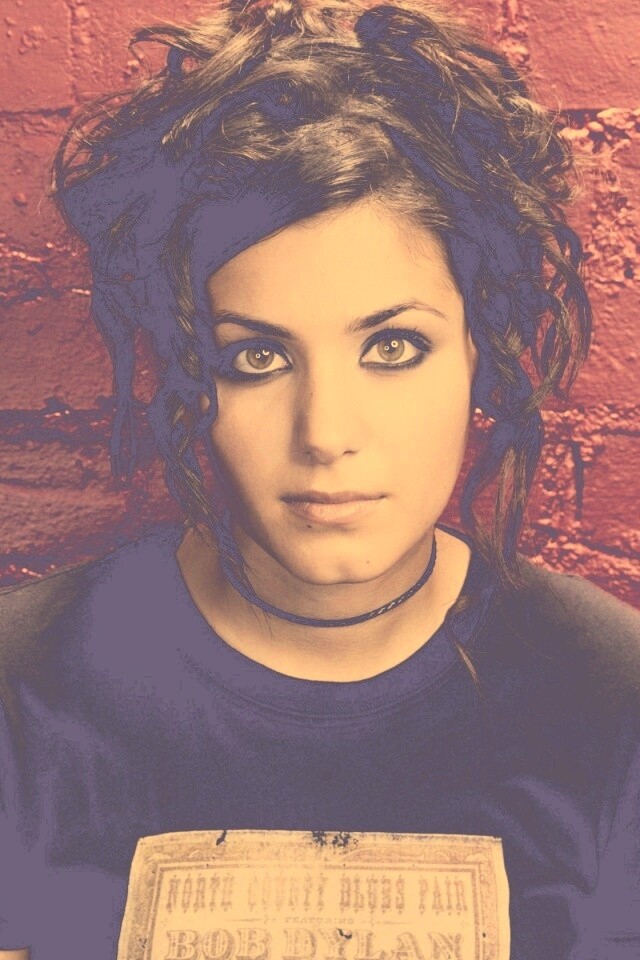 Подросток на фоне розовой кирпичной стены обои