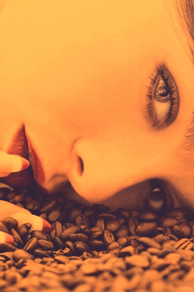 Соблазнительная девушка с кофейными зернами обои