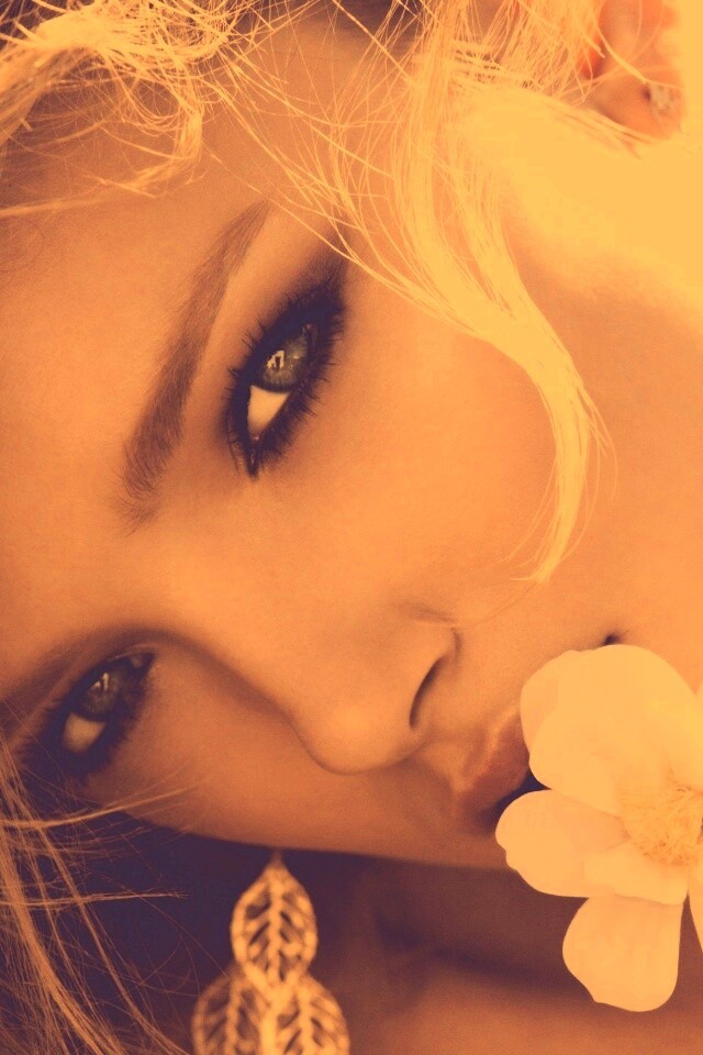 Красавица с белым цветком обои