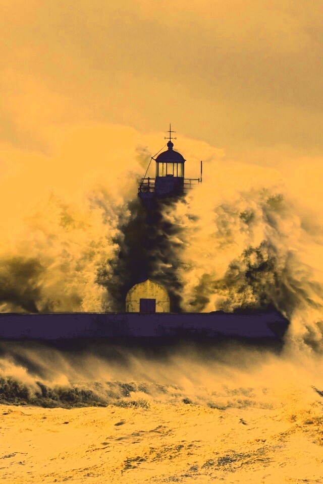 Маяк в шторм обои