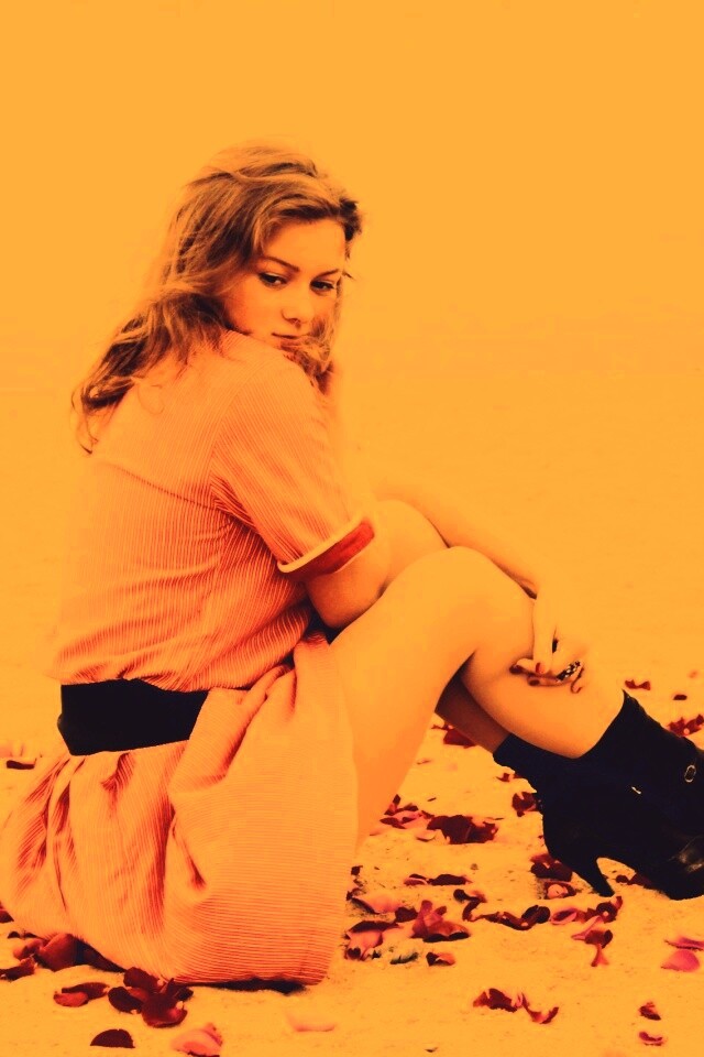 Девушка среди лепестков на пляже обои