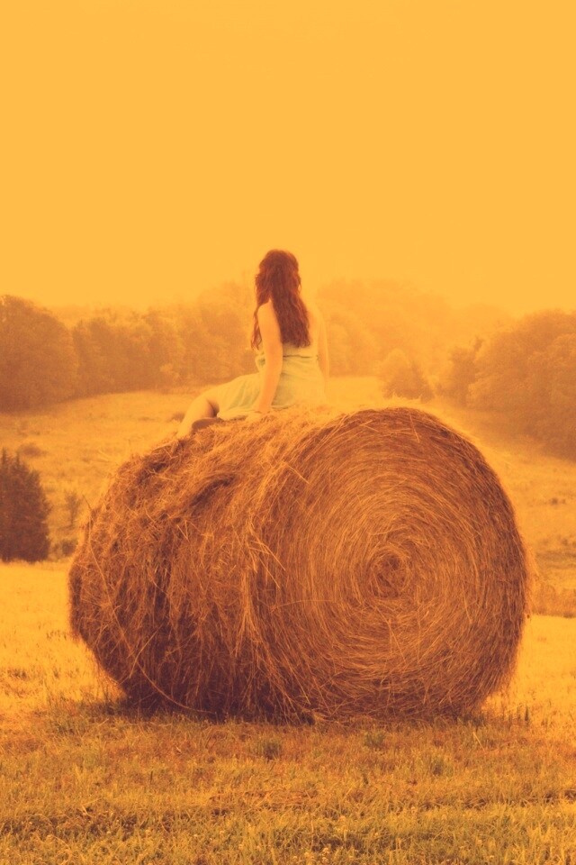 Девушка на снопе сена обои