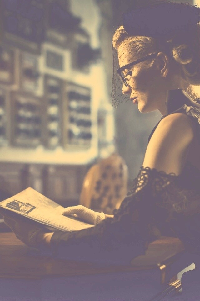 Витажная девушка в кафе обои