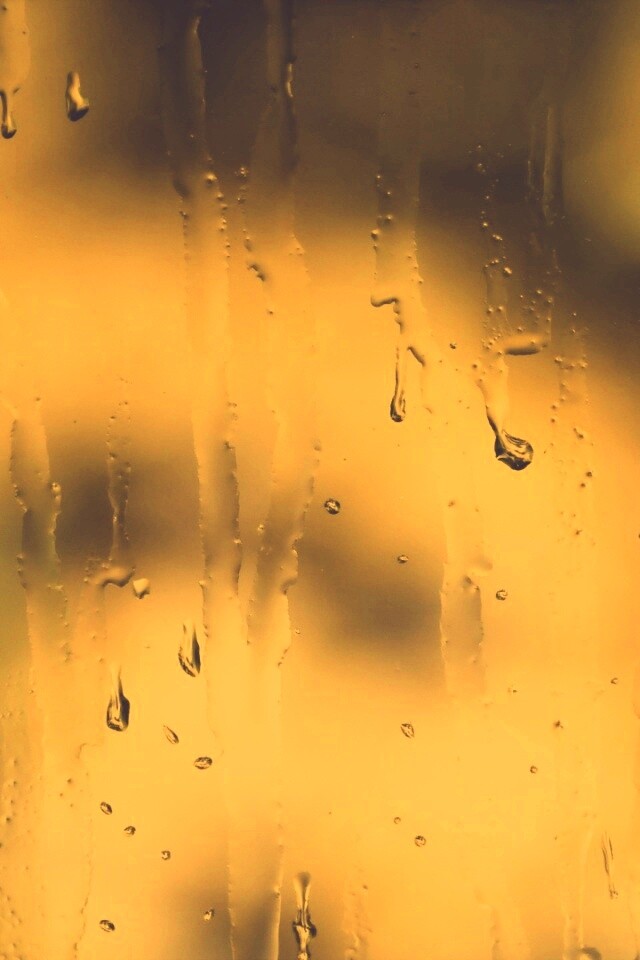 Текущая по стеклу вода обои