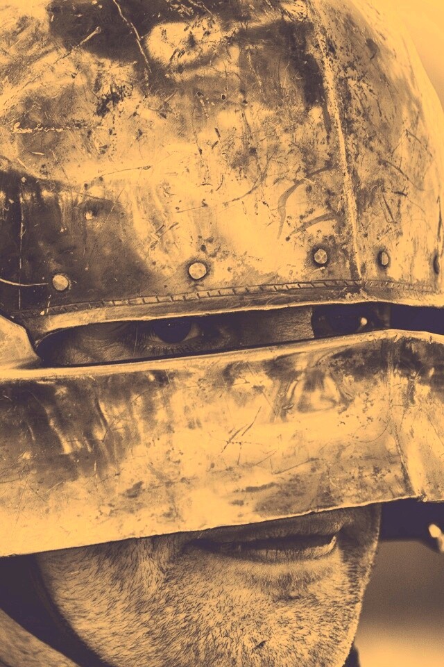 Человек в доспехах обои