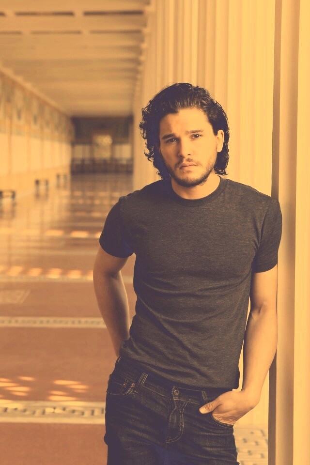 Кит Харингтон у колонны обои