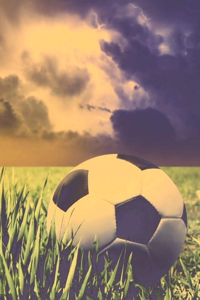 Футбольный мяч на газоне обои