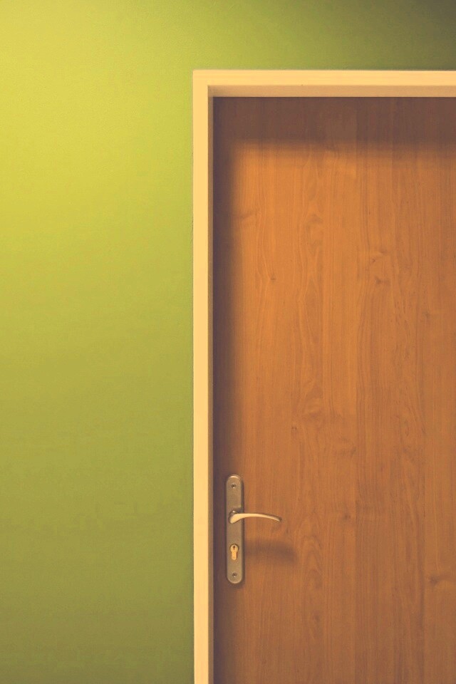 Дверь в стене обои
