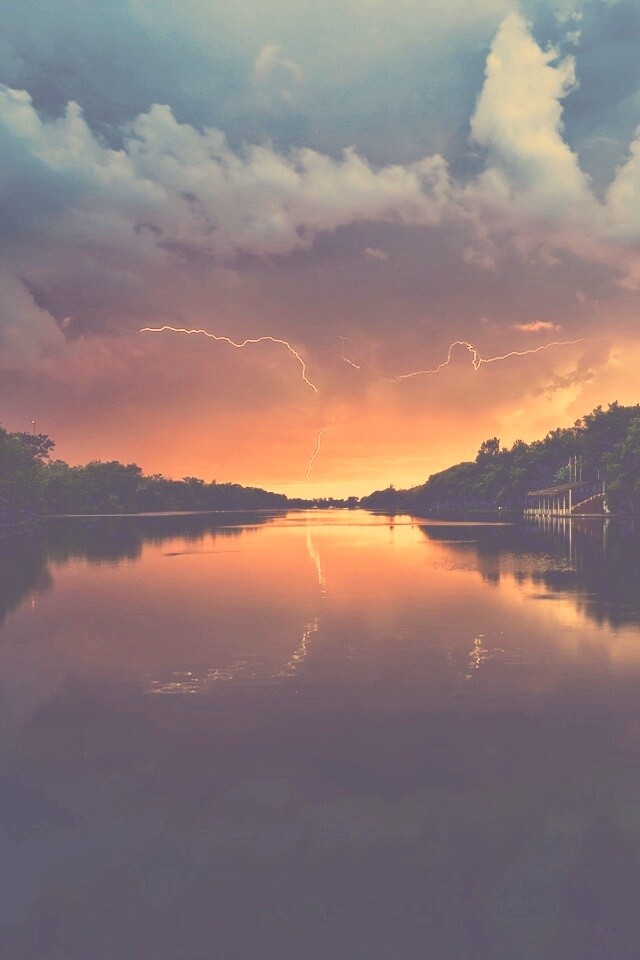 Молнии на фоне заката, стандартные обои mac обои