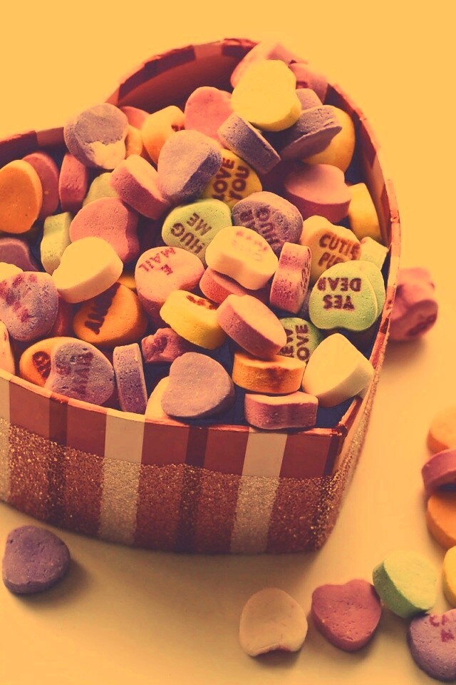 Конфеты в форме сердца обои