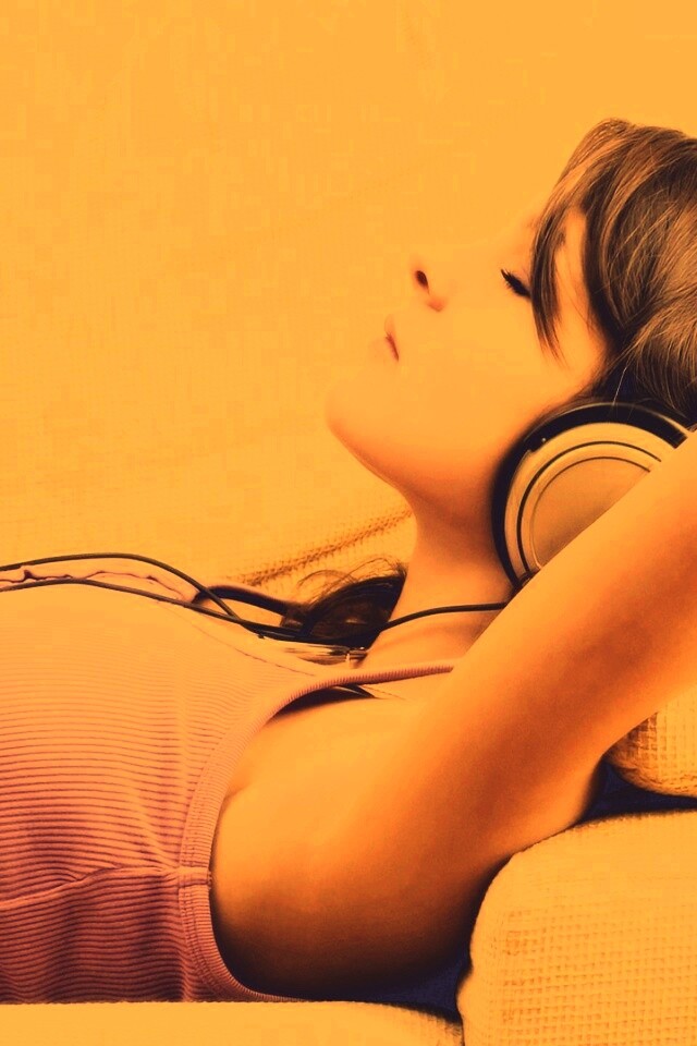 Слушающая музыку обои