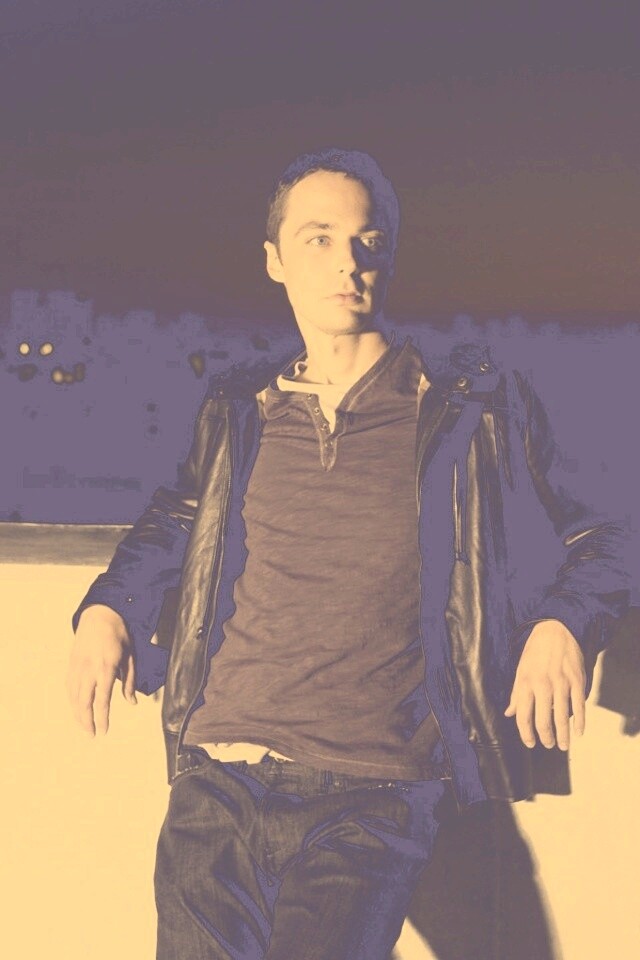 Джим Парсонс на балконе обои