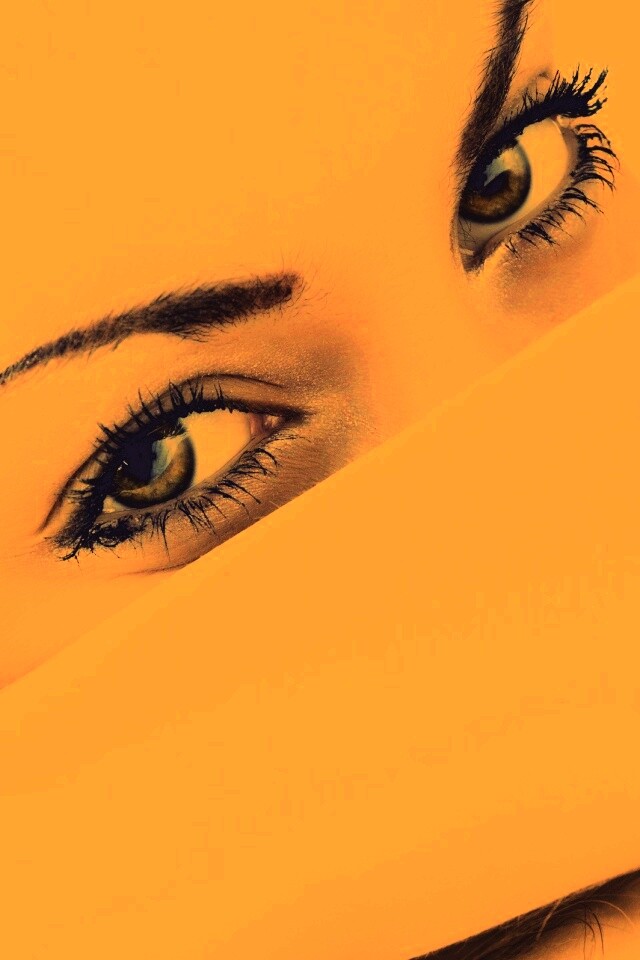 Девушка прикрыла лицо рукой обои