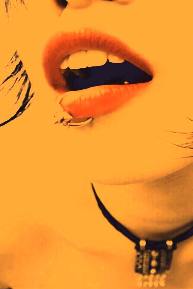 Девушка с кольцом обои