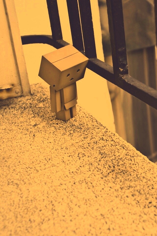 Грустный картонный человечек обои