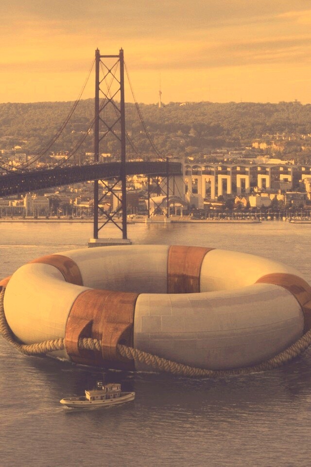 Огромный спасательный круг обои