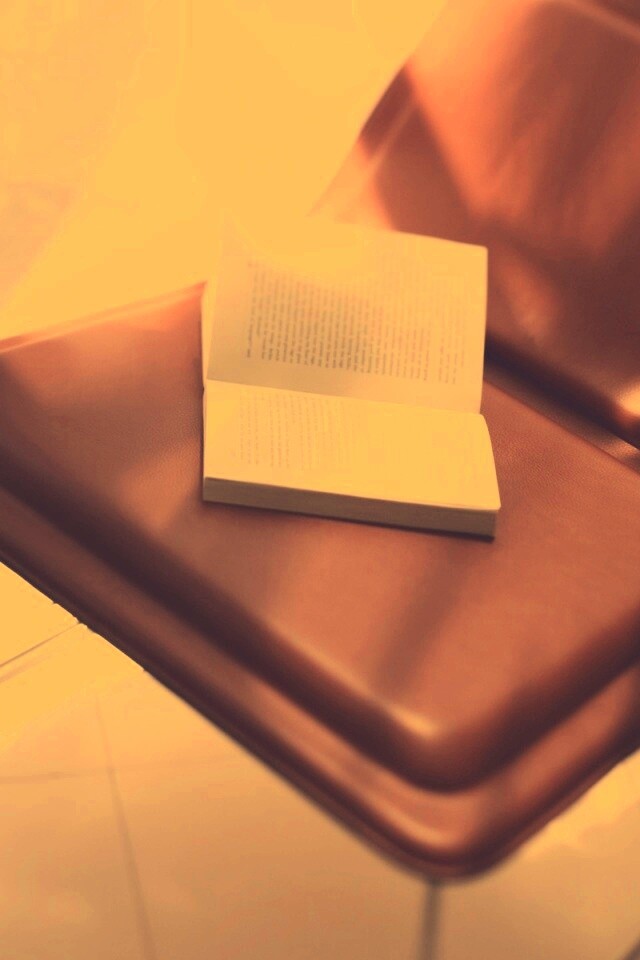 Книга на стуле обои