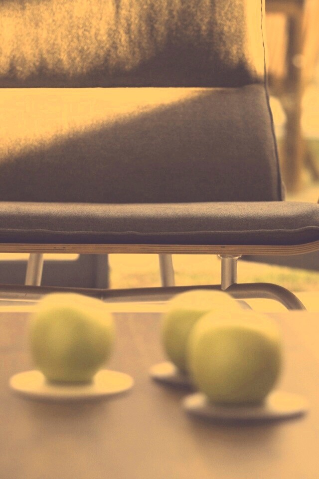 Яблоки на столе обои
