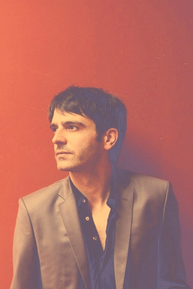 На красном фоне обои