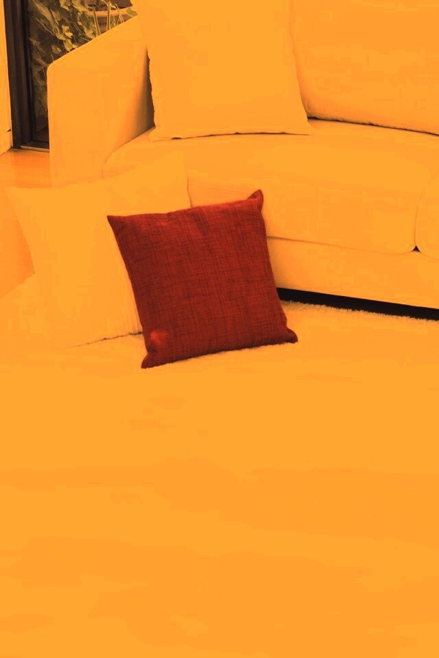 Диван с подушками обои