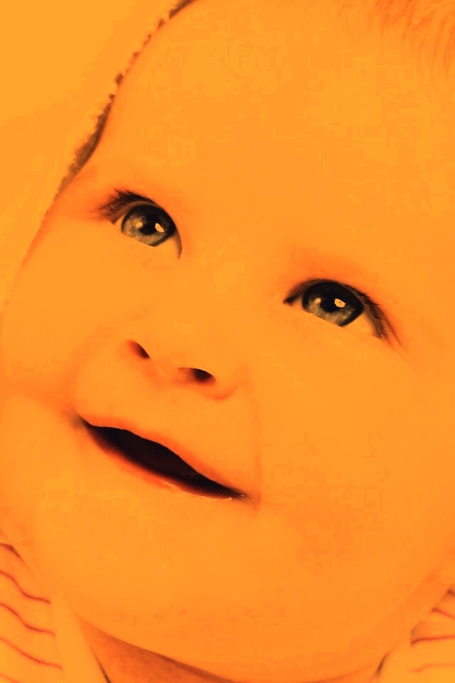 Малыш под полотенцем обои