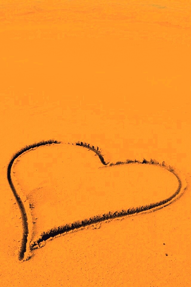 Аккуратное сердце на песке обои