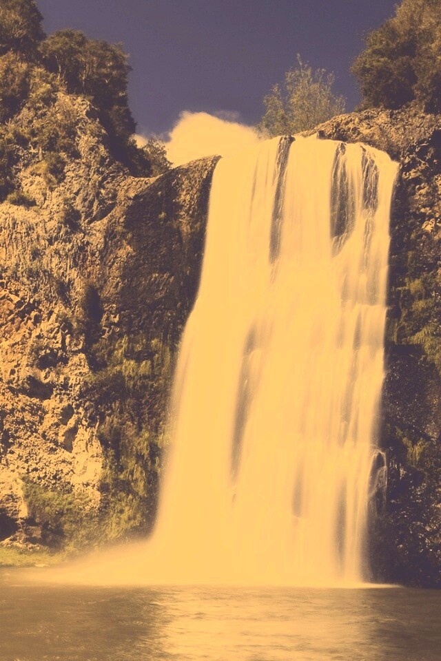 Скалистый водопад обои