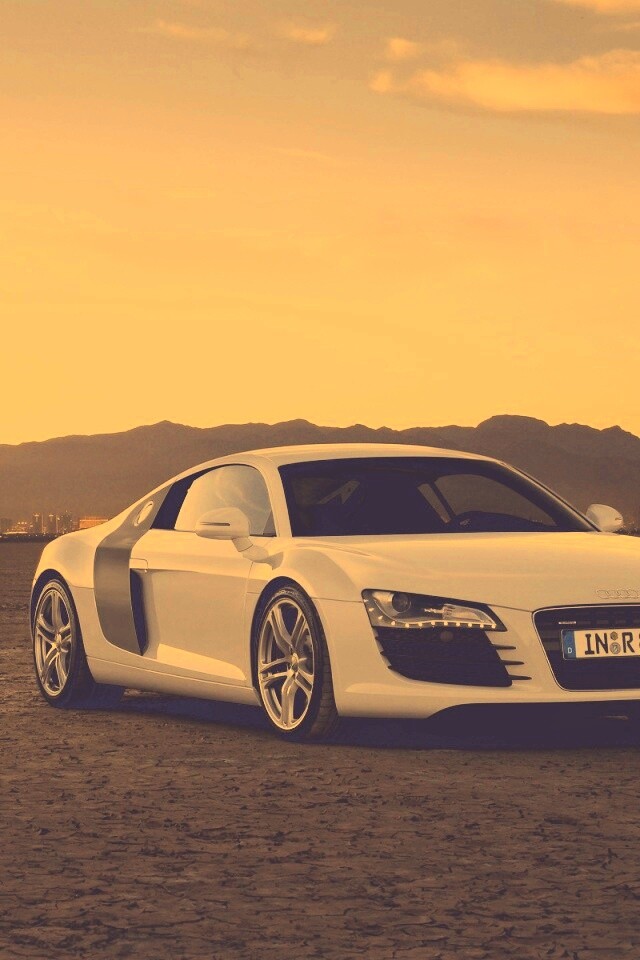 Белоснежная Ауди Р8 в пустыне обои