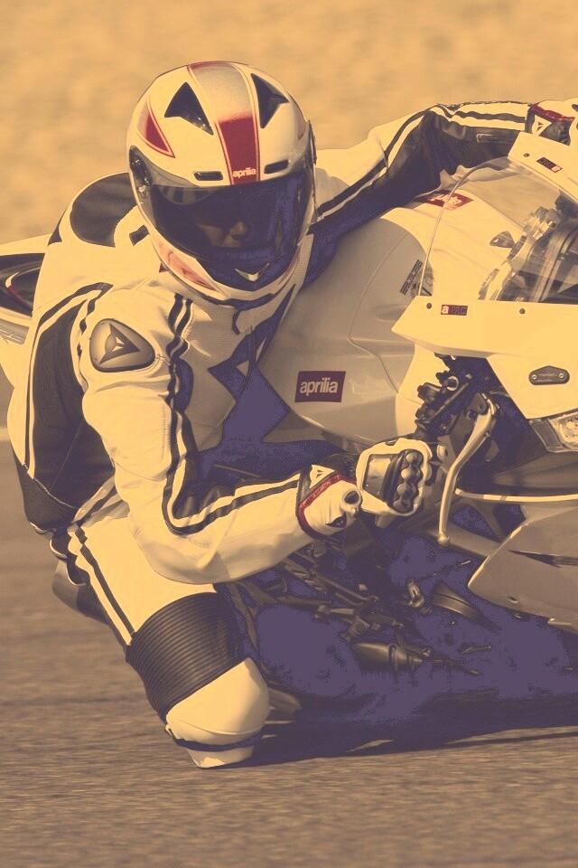 Байкер в белой экиперовкена Априлия РСВ4 обои