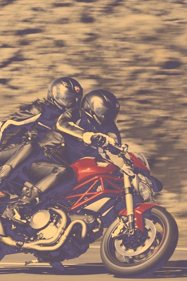 Байкер с девушкой на мотоцикле обои
