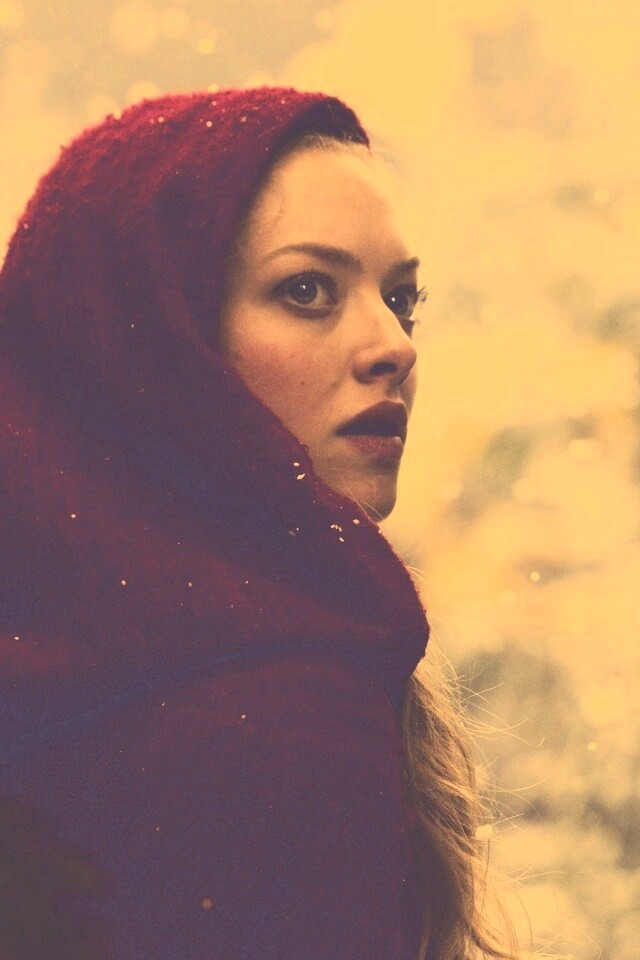 Amanda Seyfried in Red Riding Hood обои