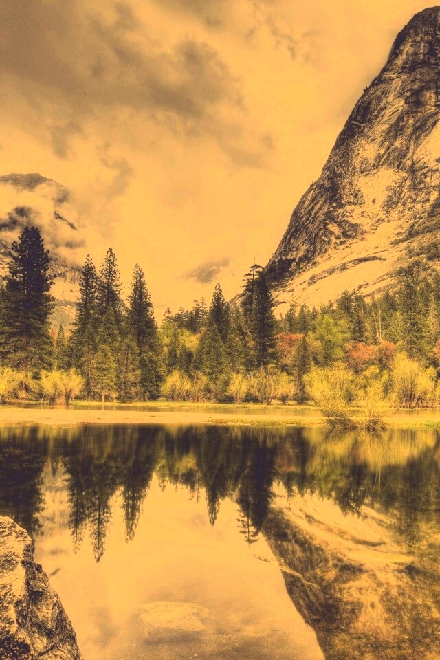 Красивый вид на маленькое горное озеро обои