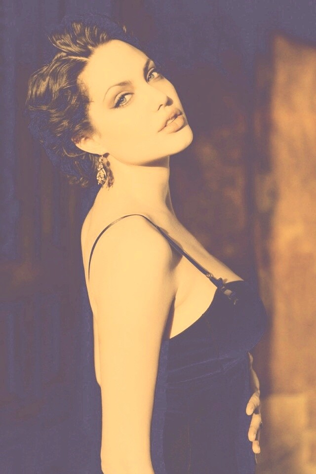 Анджелина Джоли в черном платье обои