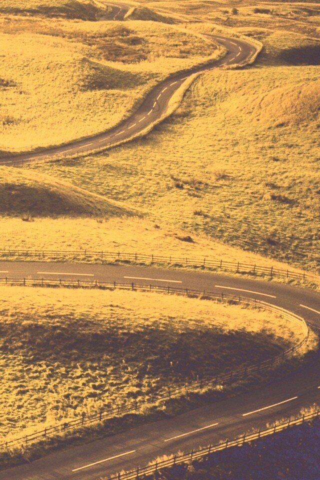 Дорога петляет меж холмов обои