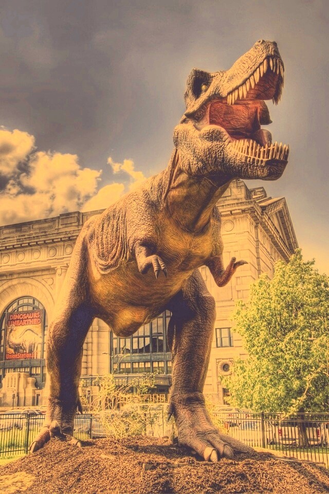Скульптура динозавра рядом с музеем рептилий обои
