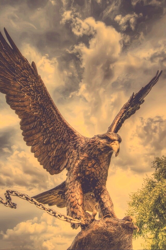 Скульптура орла с цепью в когтях обои