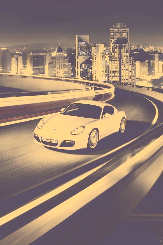 Черный и белый Porsche на автомагистрале. обои