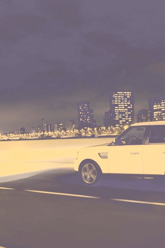 Рендж ровер на трассе обои