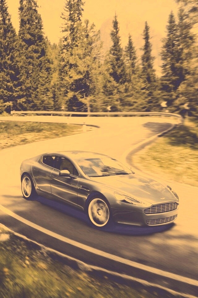 Астон мартин на лесной дороге обои