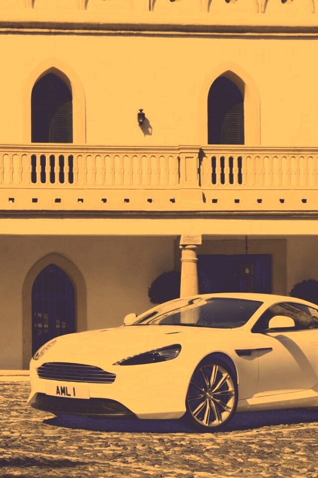 Астон Мартин в дворике дома обои