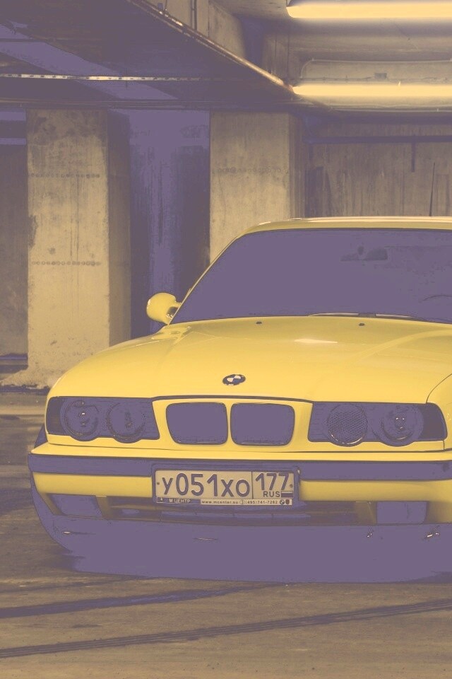 BMW M5 на стоянке обои