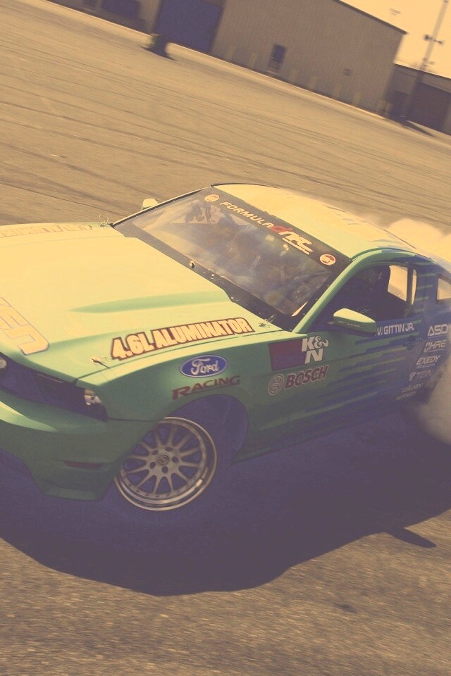 Мустанг дрифтует обои