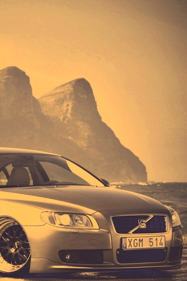 Вольво на берегу обои