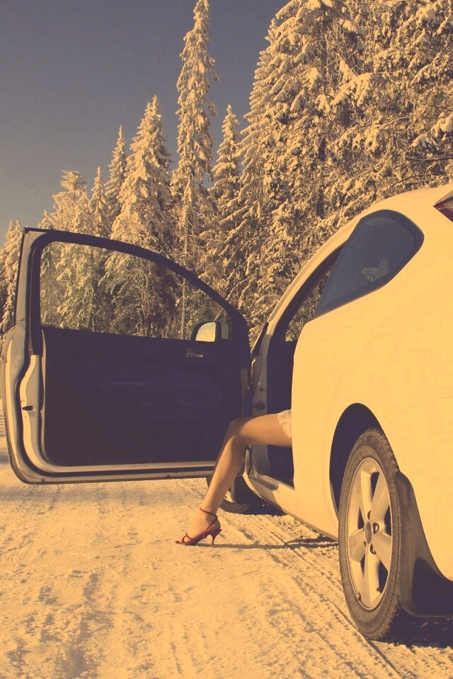 Девушка выходит из Ford Focus обои